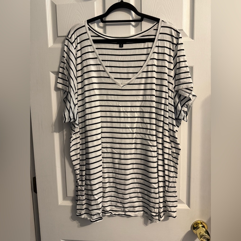 Torrid Black and White Short Sleeve Tee Plus Size 5X